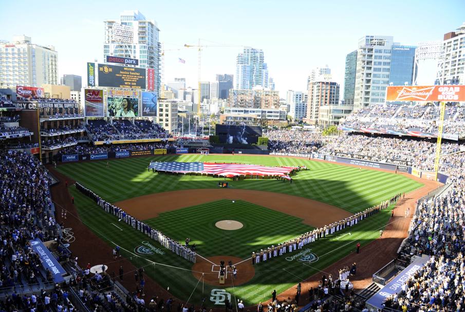 Il bandierone degli Stati Uniti d&#39;America al Petco Park per la sfida tra Los Angeles Dodgers e San Diego Padres. Reuters